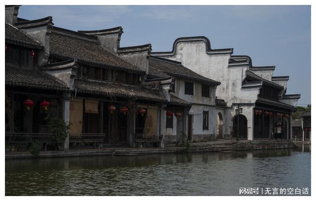 “瓦罐坟”是什么？老人60岁入墓穴，一次饭一块砖，直至坟口封死
